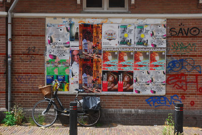 849307 Afbeelding van (Utrechtse) affiches op het aanplakbord aan de zijgevel van het voormalige brandspuithuisje ...